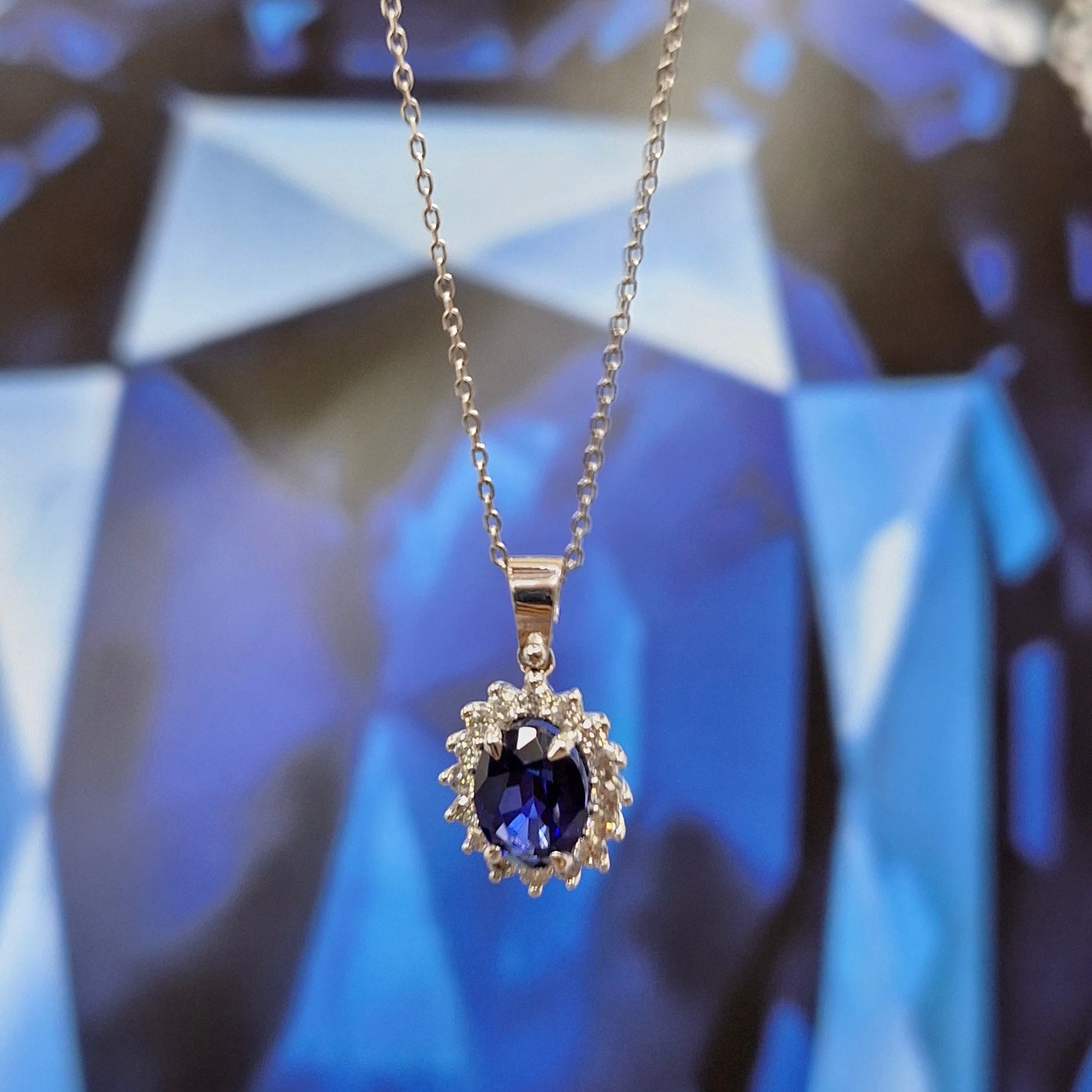 Висулка от бяло злато със сапфир и диаманти 2.15 карата